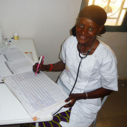 Doctora Konate - Luchando contra la malnutrición infantil en Mali: un ejemplo de resiliencia comunitaria