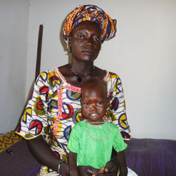 Fatoumata y su hija Mariam - Luchando contra la malnutrición infantil en Mali: un ejemplo de resiliencia comunitaria